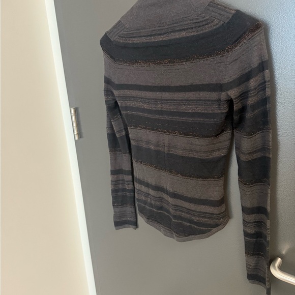 Theory GUC Brown/Black fitted scoop neck sweater. - Picture 8 of 11